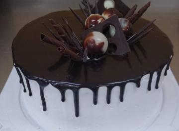 Tort w polewie czekoladowej